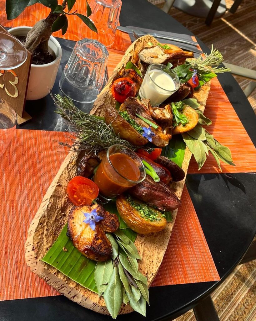Planche de viandes grillées, pommes rôties, sauces au Restaurant Le Progrès, Bormes-les-Mimosas, depuis 1909.