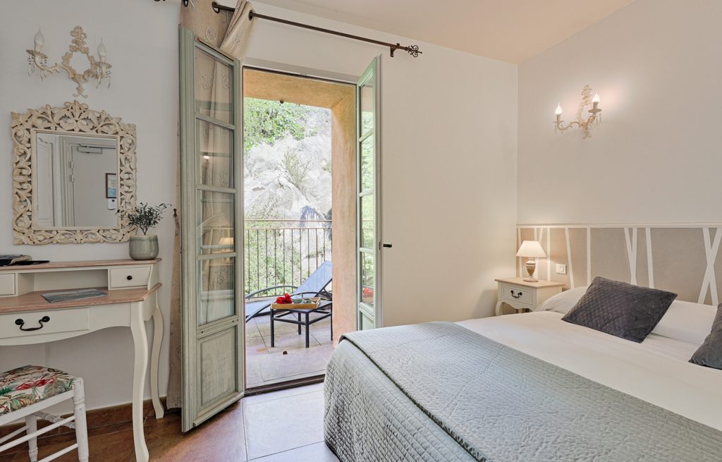 Chambre lumineuse, lit soigné, balcon avec vue et accès tout près du célèbre restaurant Le Lavandou.
