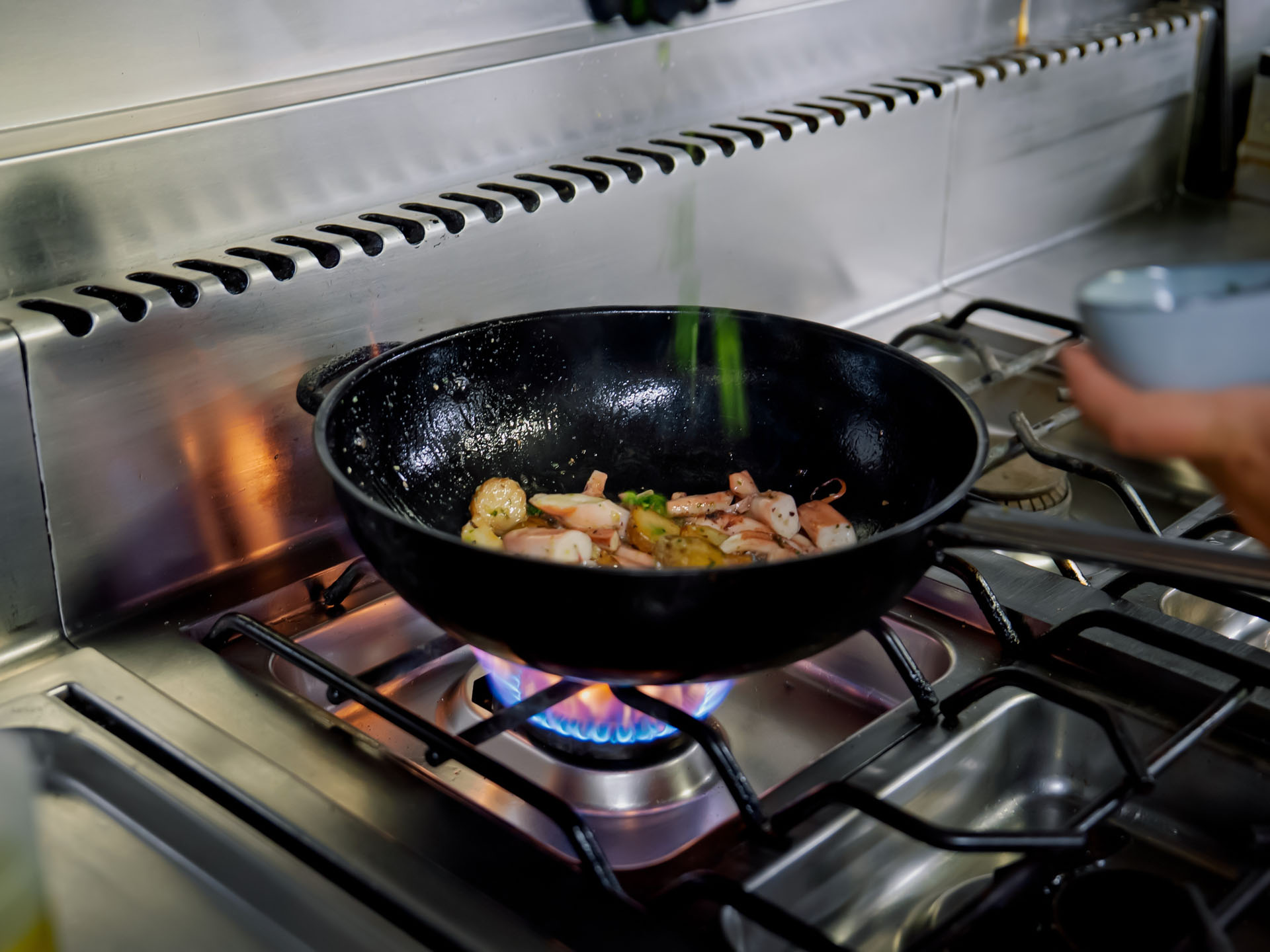 Cuisson à la flamme en cuisine, Restaurant Le Progrès à Bormes-les-Mimosas