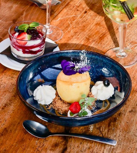 Dessert raffiné, parfait et cocktails au Restaurant Le Progrès, institution historique de Bormes-les-Mimosas.