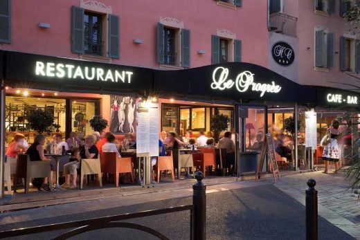 Le Proquiès, institution bistronomique près de Bormes, terrasse animée et menu à l'entrée en soirée.
