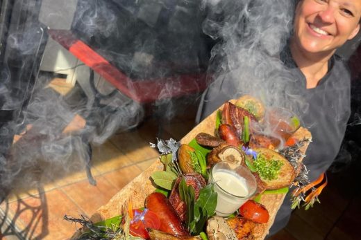 Chef présente plateau de viandes grillées, légumes, herbes et sauces au Restaurant Le Progrès à Bormes.