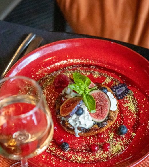 Dessert gourmand, fruits et vin blanc au Restaurant Le Progrès, institution à Bormes-les-Mimosas depuis 1909.