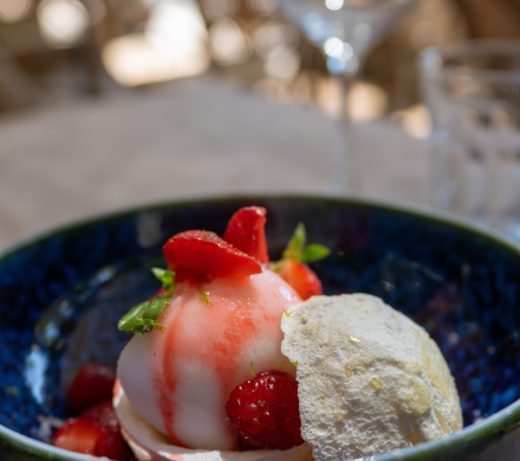 Deux boules glacées, fruits rouges et coulis, servies au Restaurant Le Progrès, Bormes-les-Mimosas.