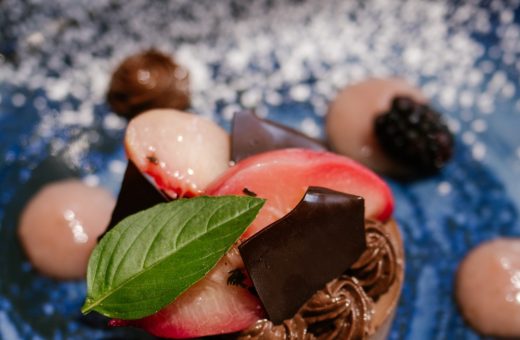 Délicieux dessert chocolat, fruits, feuille verte au café historique Le Progrès à Bormes-les-Mimosas.