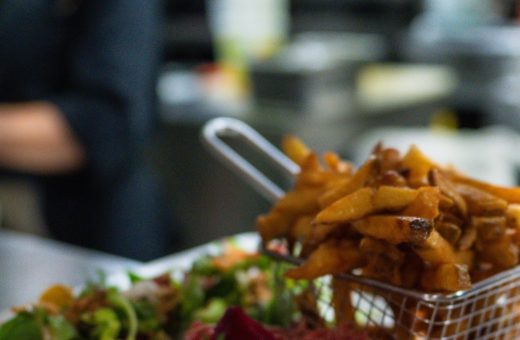Steak tartare, frites et salade au Restaurant Le Progrès, établissement historique à Bormes-les-Mimosas.
