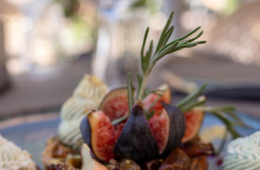 Dessert aux figues, crème et romarin, hommage au savoir-faire traditionnel du Restaurant Le Progrès.