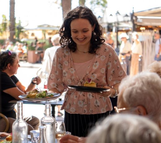 Service en terrasse chez Le Lavandou, tradition et convivialité perpétuées par Christophe et Daniela.