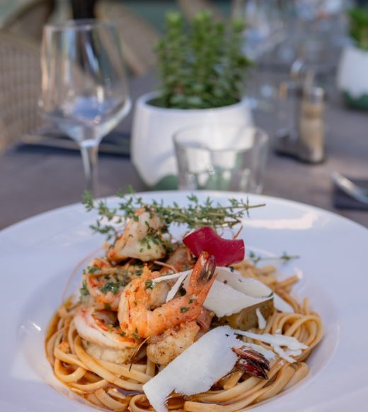 Linguine aux fruits de mer et herbes fraîches, servis dans un décor raffiné à Bormes-les-Mimosas.