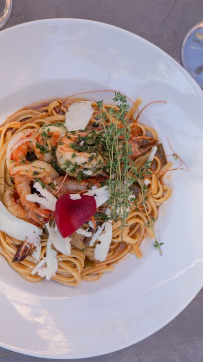 Pâtes aux crevettes et herbes, servies au Restaurant Le Progrès, institution de Bormes depuis 1909.