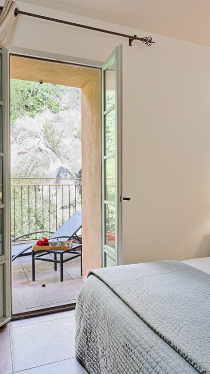 Chambre lumineuse, lit soigné, balcon avec vue et accès tout près du célèbre restaurant Le Lavandou.